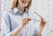 óculos feminina delicada