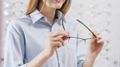 óculos feminina delicada