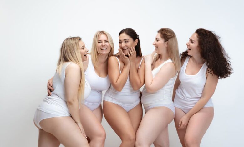 5 mulheres gordinhas usando lingerie branca plus size
