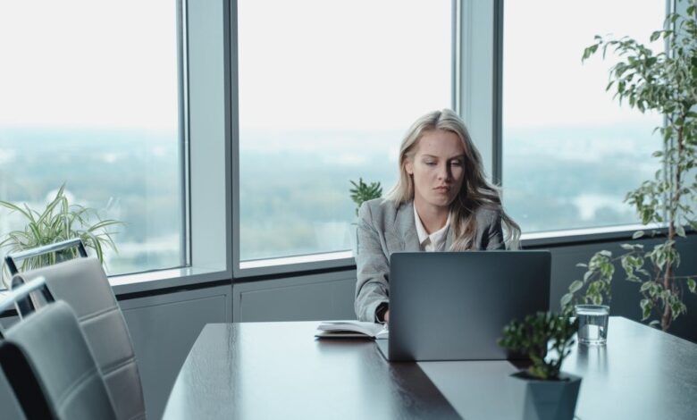 Aprenda como vender serviços especializados no LinkedIn com estratégias práticas de posicionamento, autoridade e geração de leads qualificados.